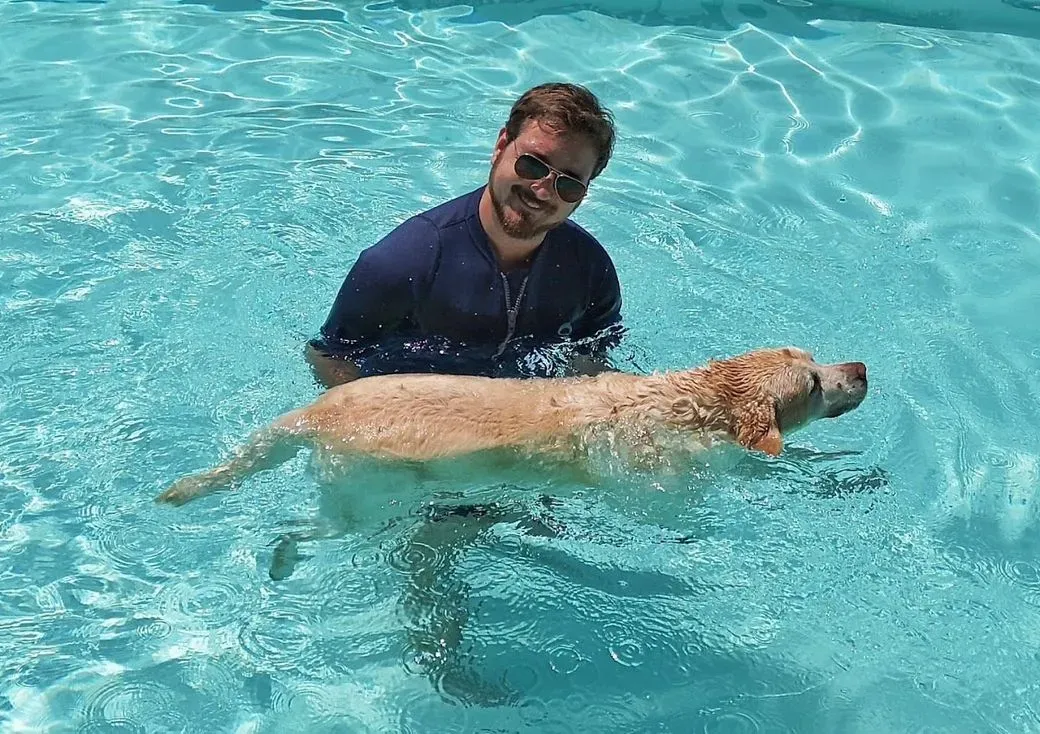 Il Dott. Valerio Feliciani in piscina con un cane durante la terapia in acqua